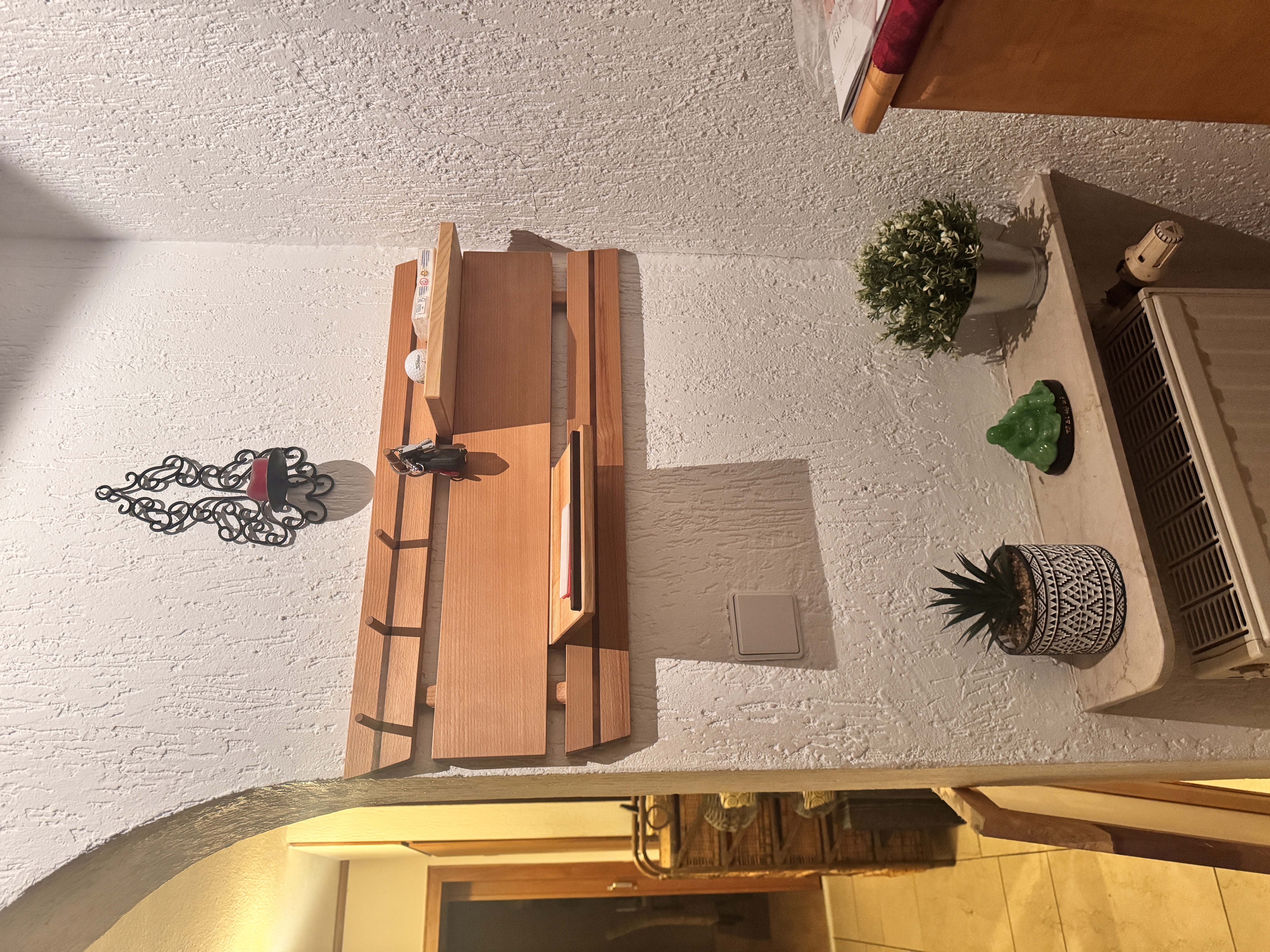 Wandregal mit Garderobenhaken